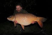 Dave Farmer with the very rarely caught 'Starburst Mirror' @ 25lb 10oz
